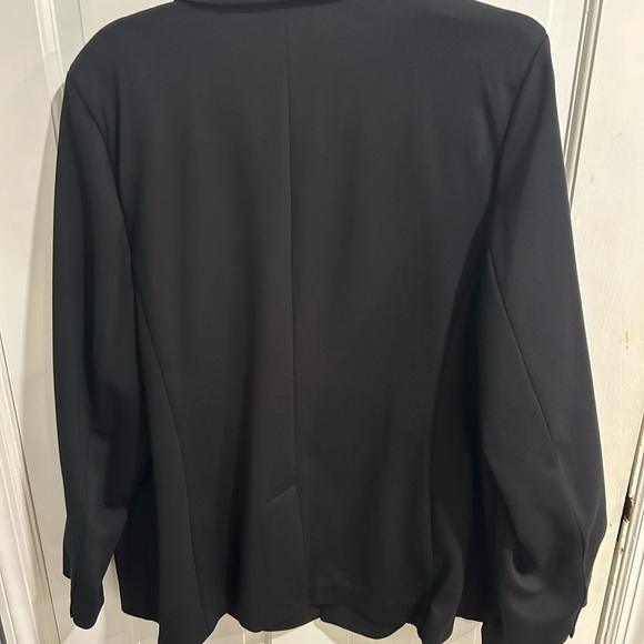 Elegant Black Blazer for Women - Picture 2 of 3